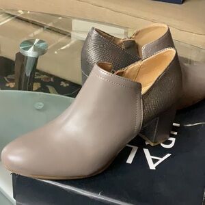 Elegant Gray Ankle Boots